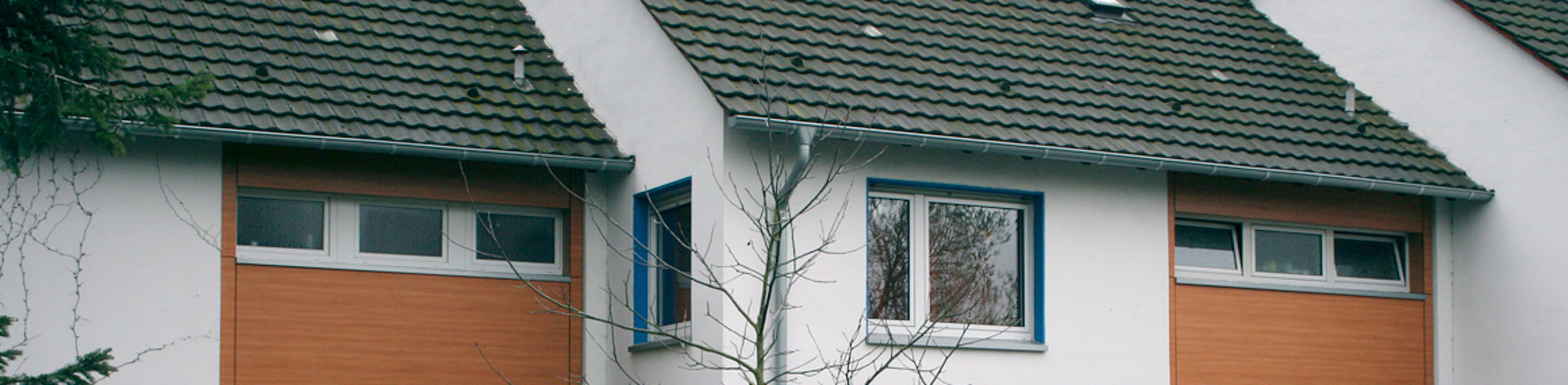 Fassadengestaltung Reihenhauses mit Trespa Farbe