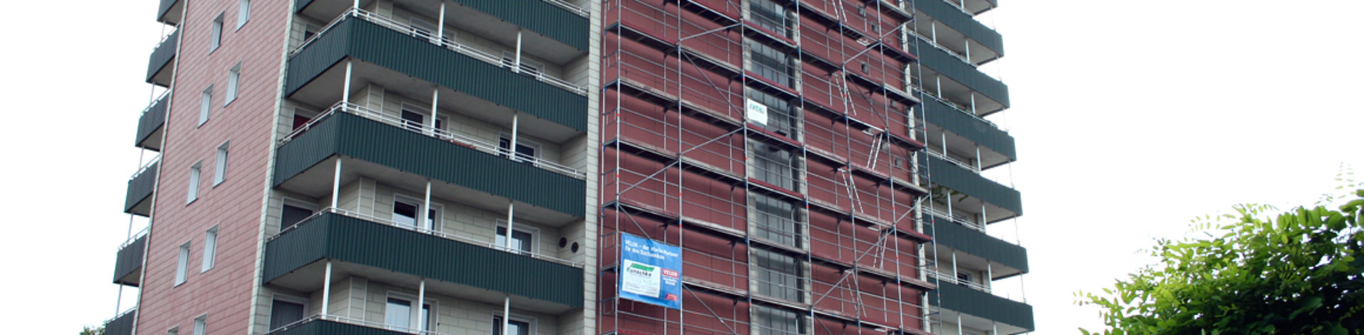 Sanierung der maroden Unterkonstruktion einer hinterlüfteten Vorhangfassade eines Mehrfamilienhauses