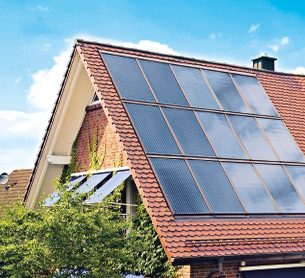 Hausdach mit Solar-Panels