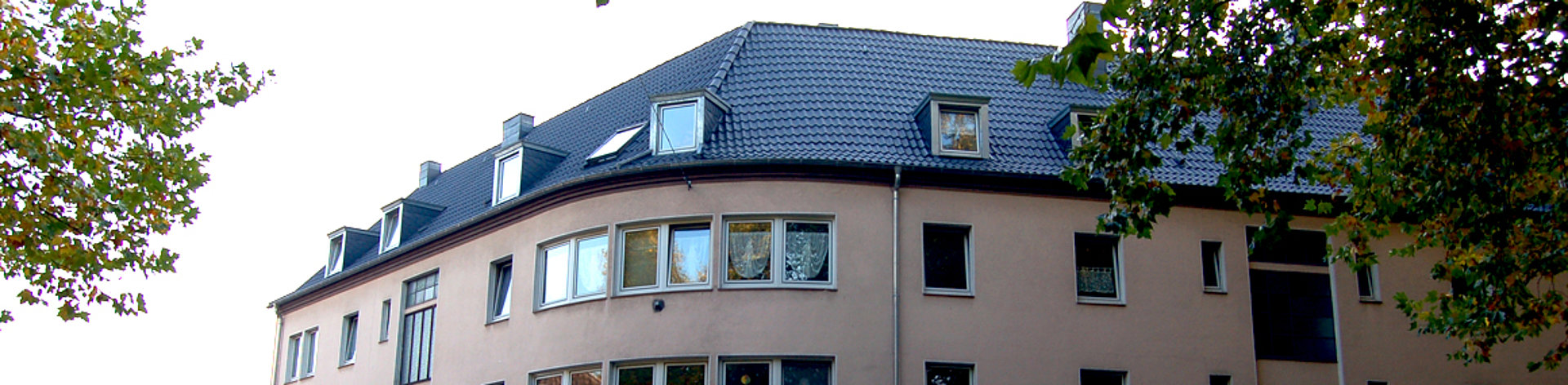 Energetische Sanierung eines Mehrfamilienhauses,  Eindeckung aus Dachsteinen