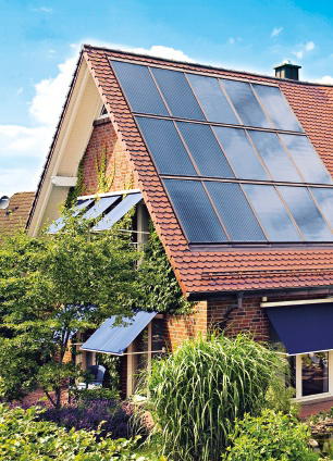 Haus mit Solar-Panels Hausdach mit Solar-Panels