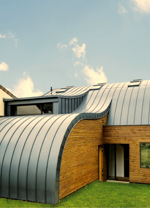 Metalldach-Metallfassade Metalldach-Metallfassade in Kombination mit Holz