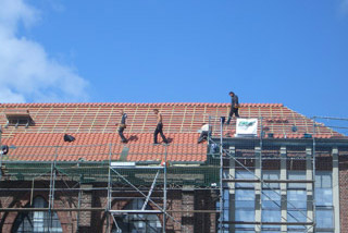 großes Haus Neueindeckung des Daches