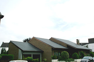 Energetische Steildachsanierung eines Mehrfamilienhauses mit Dachsteineindeckung